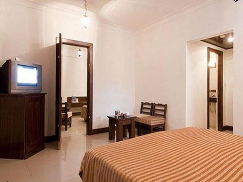 Hotel Atithi Agra  Bagian luar foto